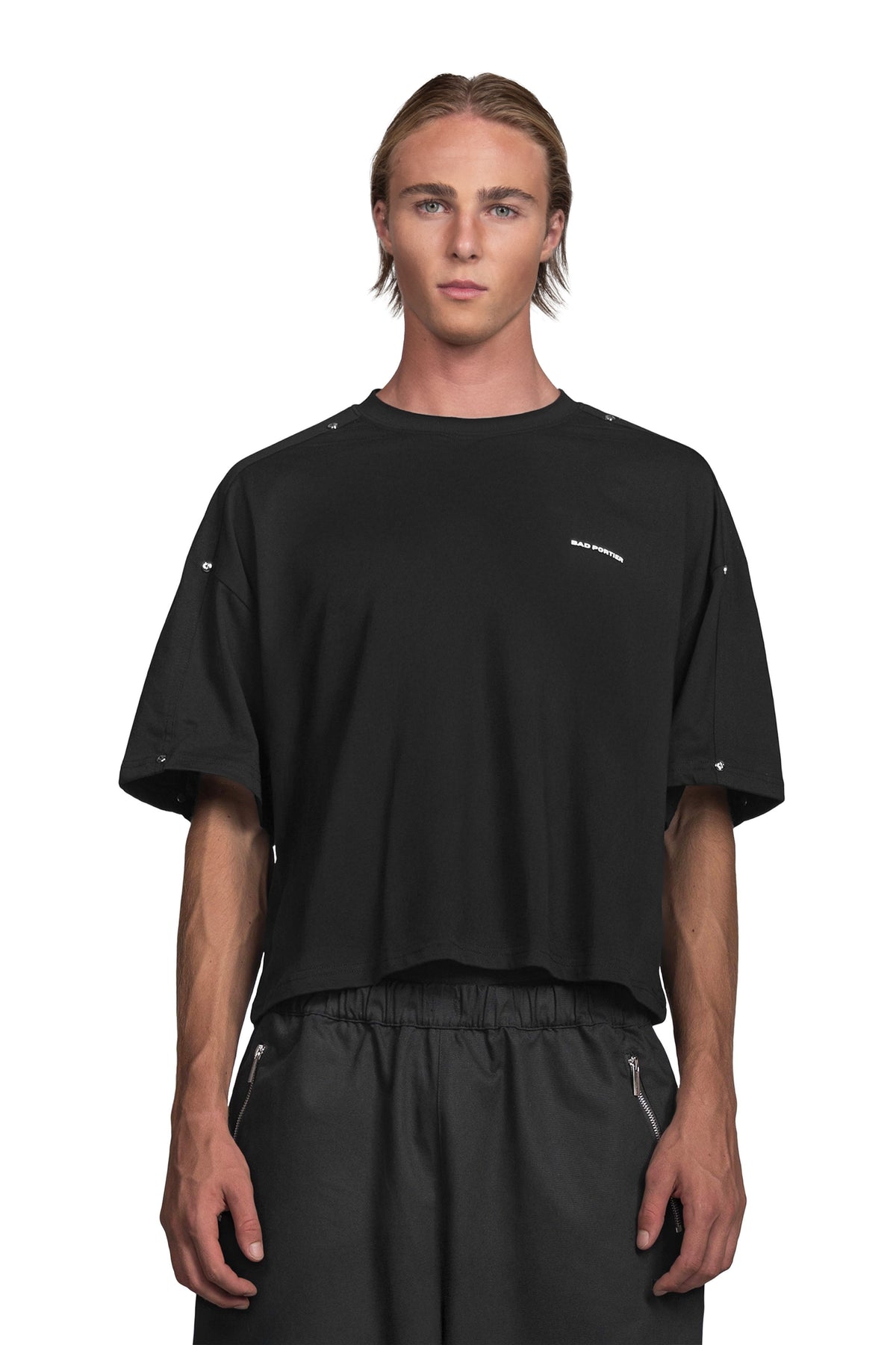 "ATLAS" Boxy T-Shirt Cropped Fit mit Chrom-Schraubnieten in Schwarz
