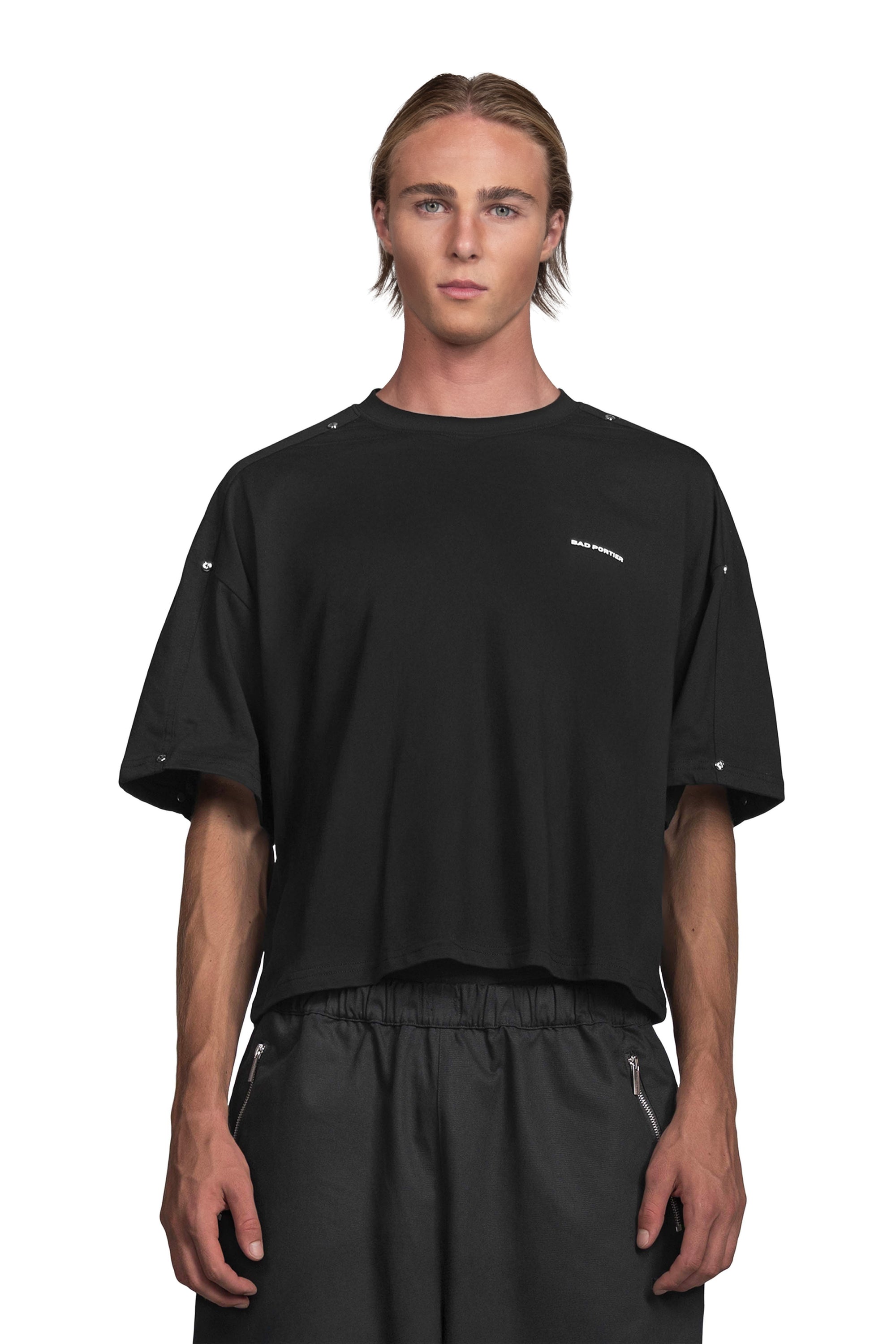 "ATLAS" Boxy T-Shirt Cropped Fit mit Chrom-Schraubnieten in Schwarz