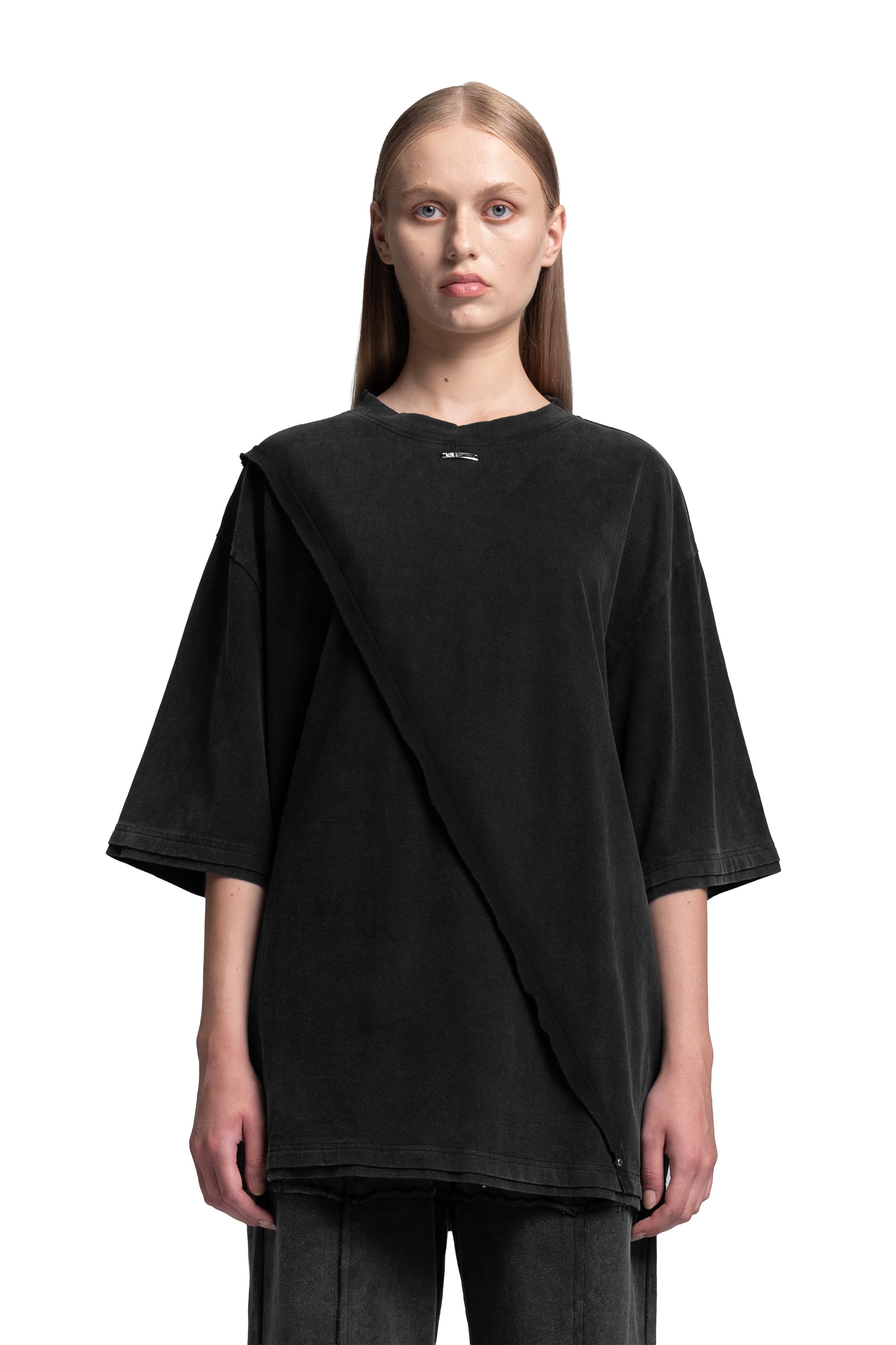 "2 WORLDS" T-Shirt Oversized Silhouette in Washed Black