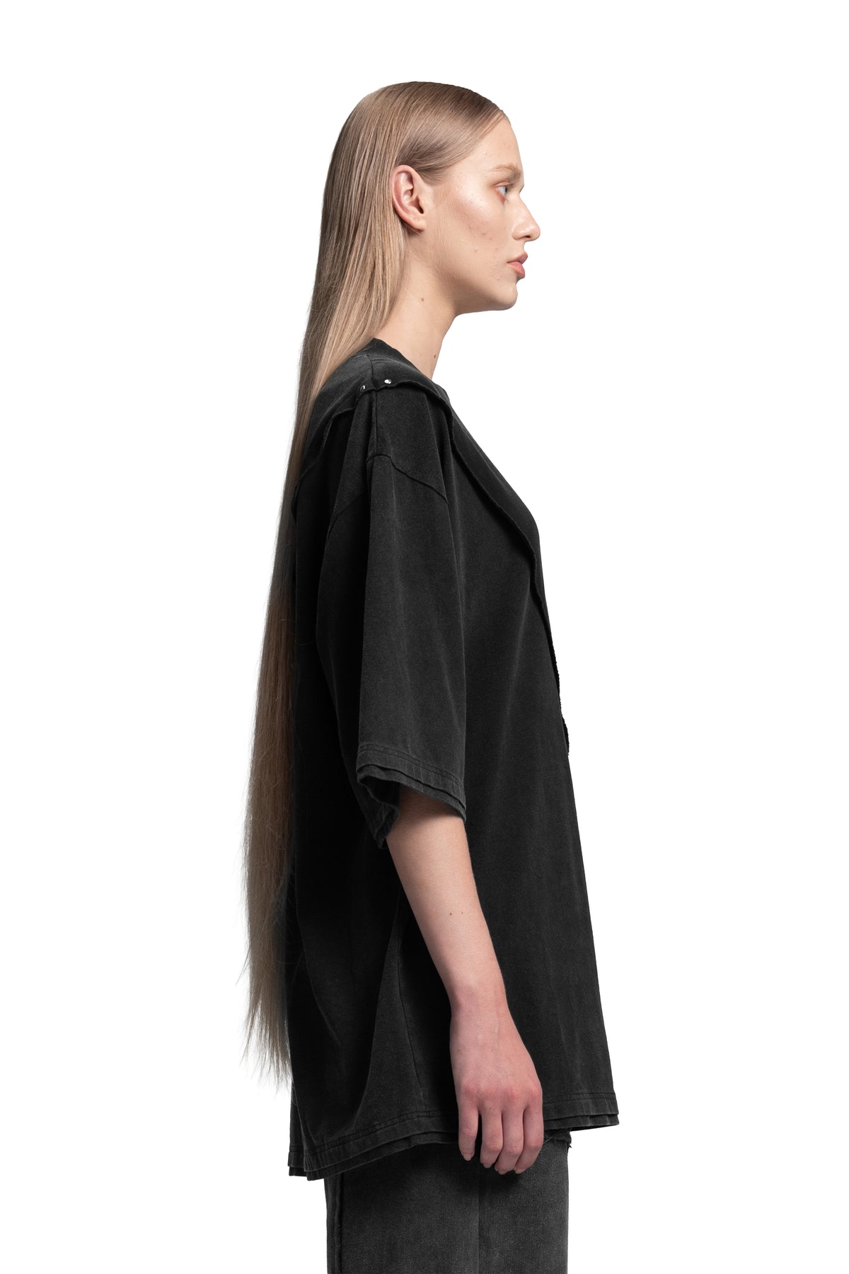 "2 WORLDS" T-Shirt Oversized Silhouette in Washed Black