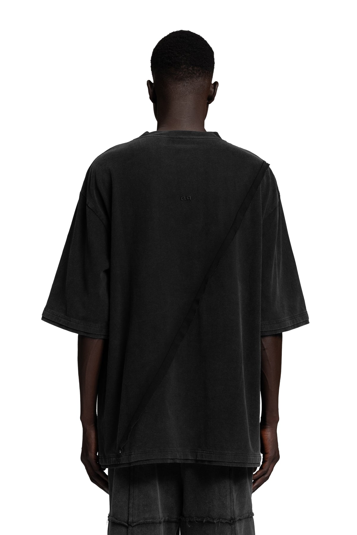 "2 WORLDS" T-Shirt Oversized Silhouette in Washed Black