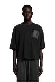 "CROPPED PATCH" T-Shirt Cropped Boxy in Washed Black
