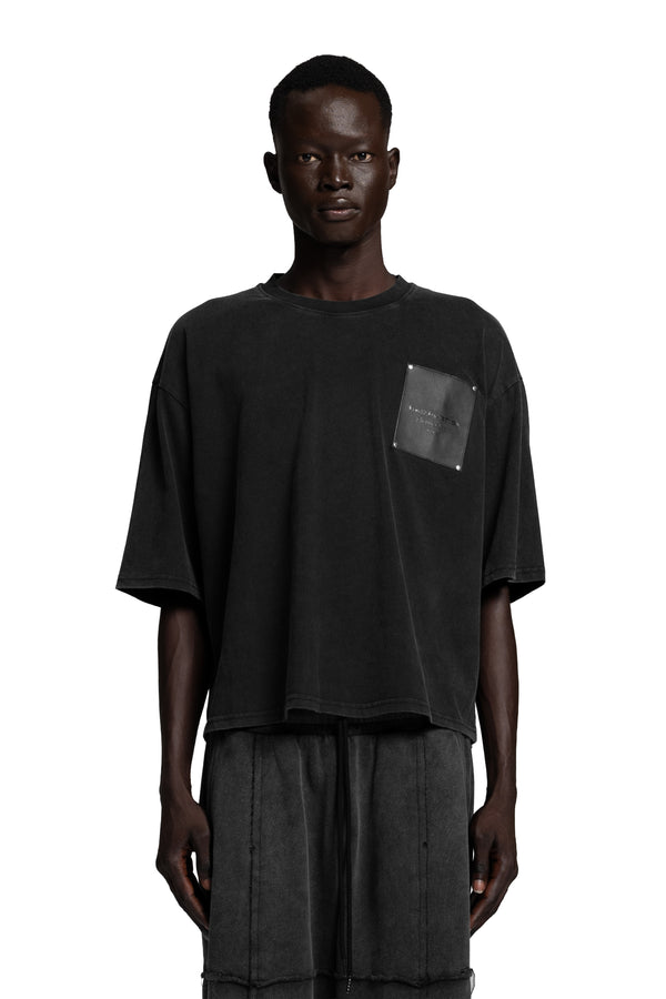 "CROPPED PATCH" T-Shirt Cropped Boxy in Washed Black