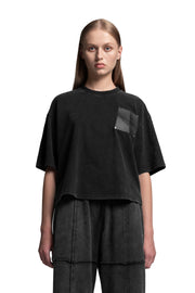 "CROPPED PATCH" T-Shirt Cropped Boxy in Washed Black