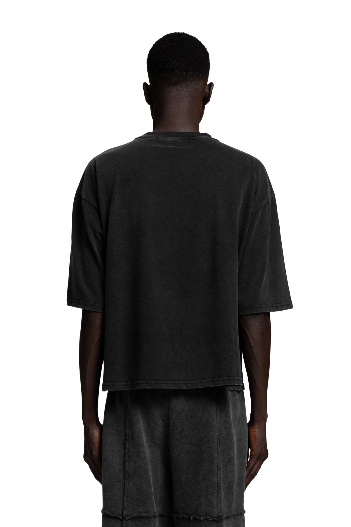"CROPPED PATCH" T-Shirt Cropped Boxy in Washed Black