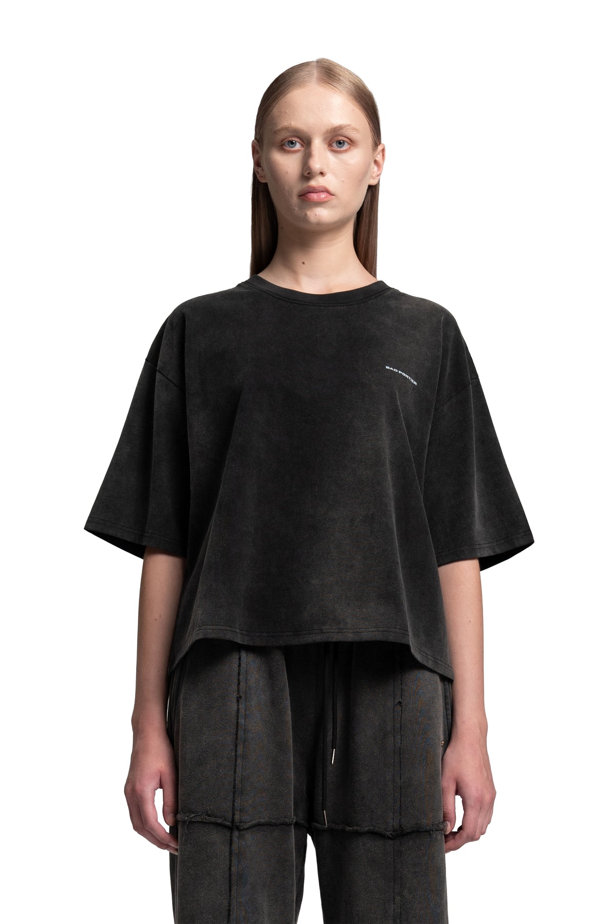 "SCREWED & NUTS" T-Shirt Cropped Oversized in Acid-Washed Black