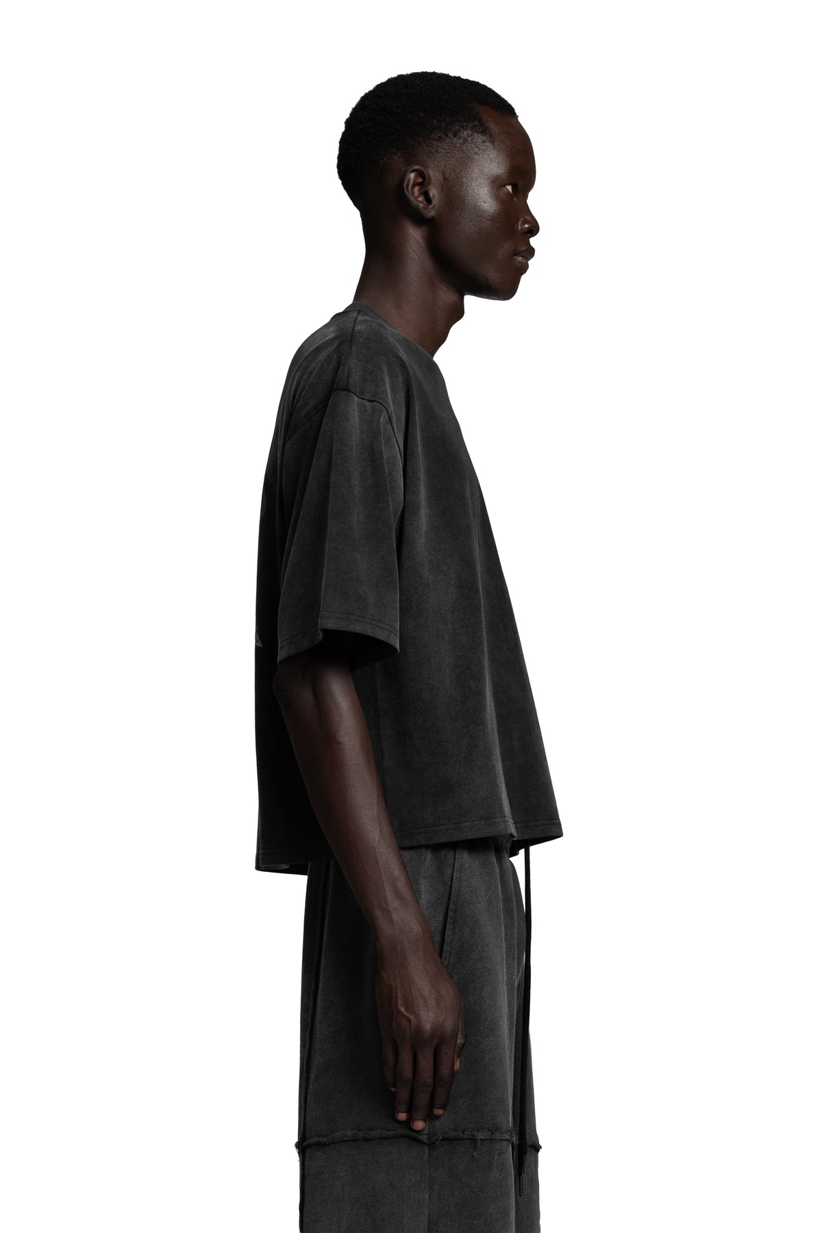 "SCREWED & NUTS" T-Shirt Cropped Oversized in Acid-Washed Black