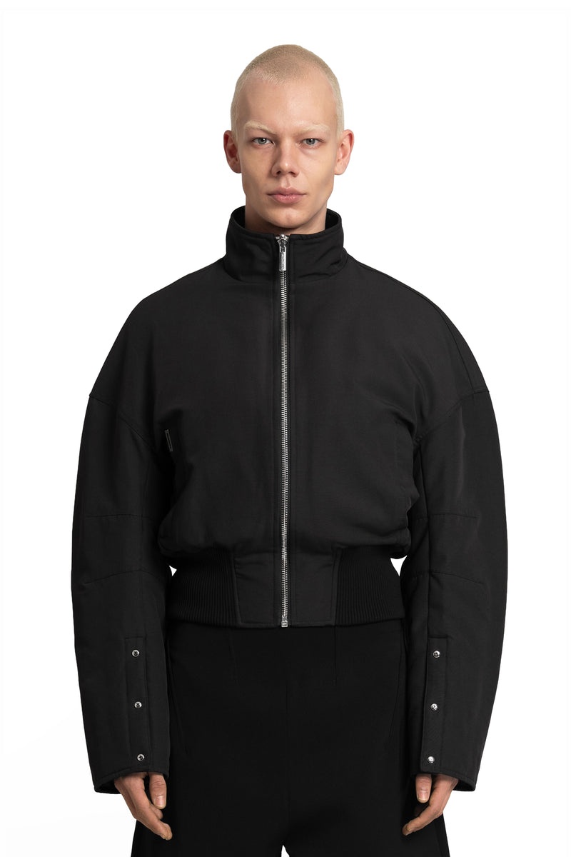 BAD PORTIER „CARBON“ Reversible Bomberjacke in Schwarz, matte Twill-Seite am Model getragen, Frontansicht