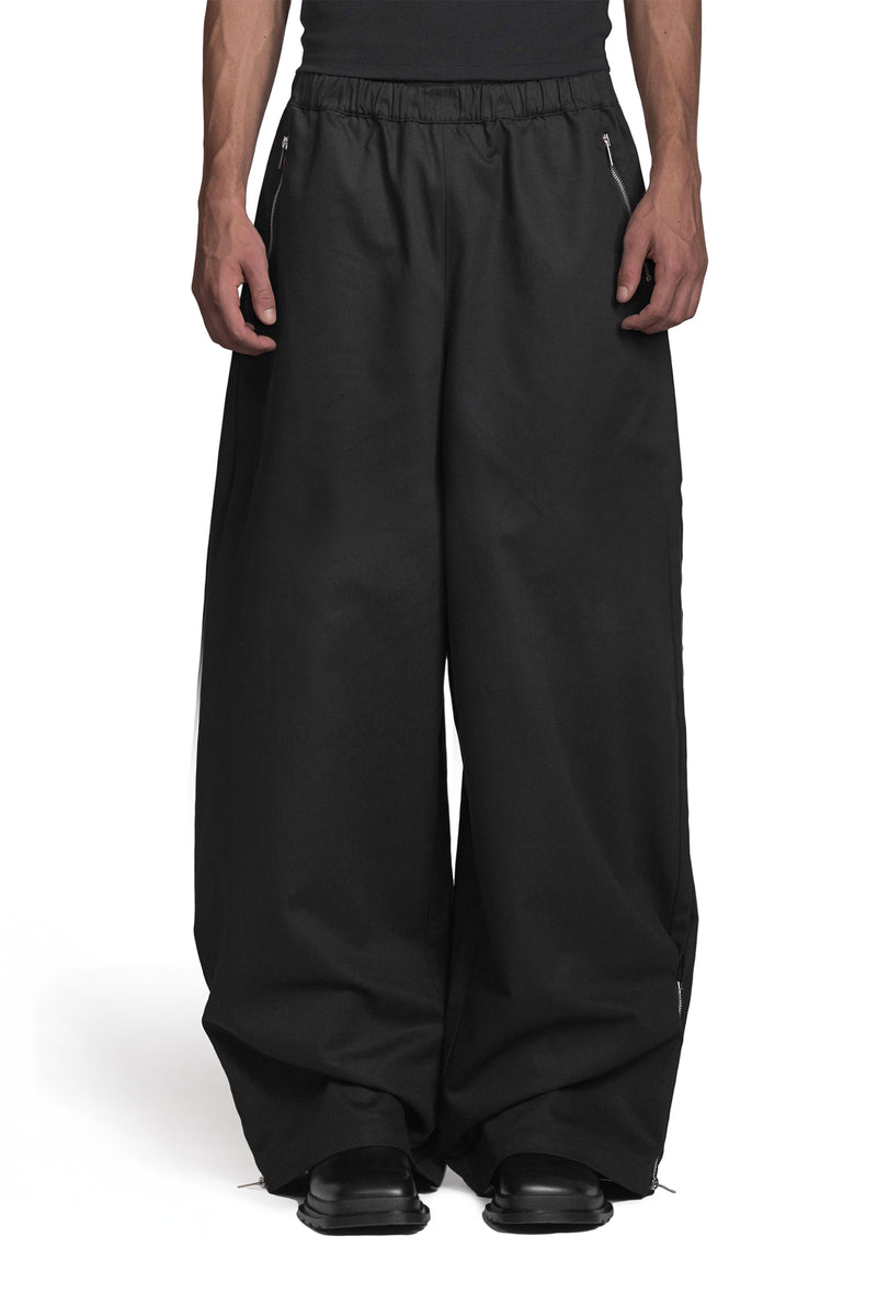 BAD PORTIER "FEMUR" Twill Pants in Schwarz, am Model getragen in Frontansicht mit weitem Bein