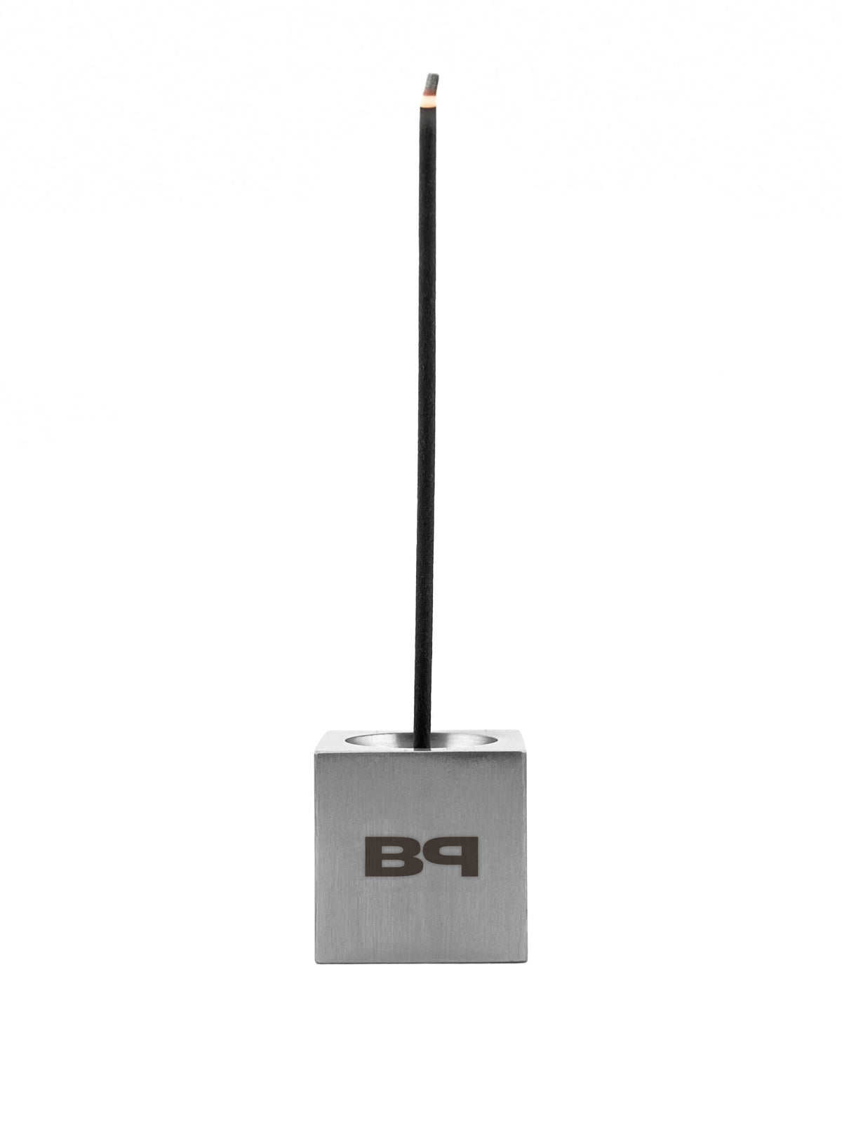 BAD PORTIER „MONOLITH“ Incense Holder aus gebürstetem Edelstahl mit Räucherstäbchen und BP-Logo, Frontansicht