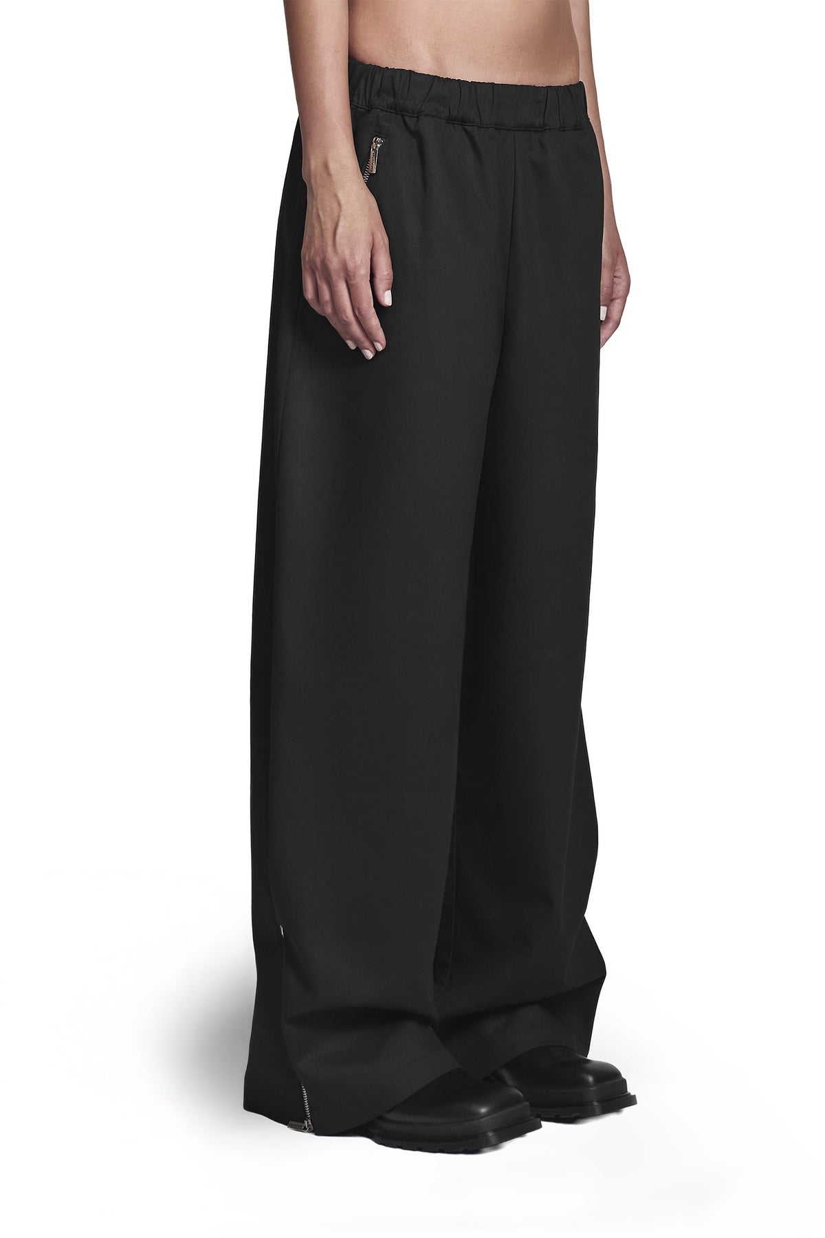 "FEMUR" Twill Pants Wide Leg Fit in Schwarz