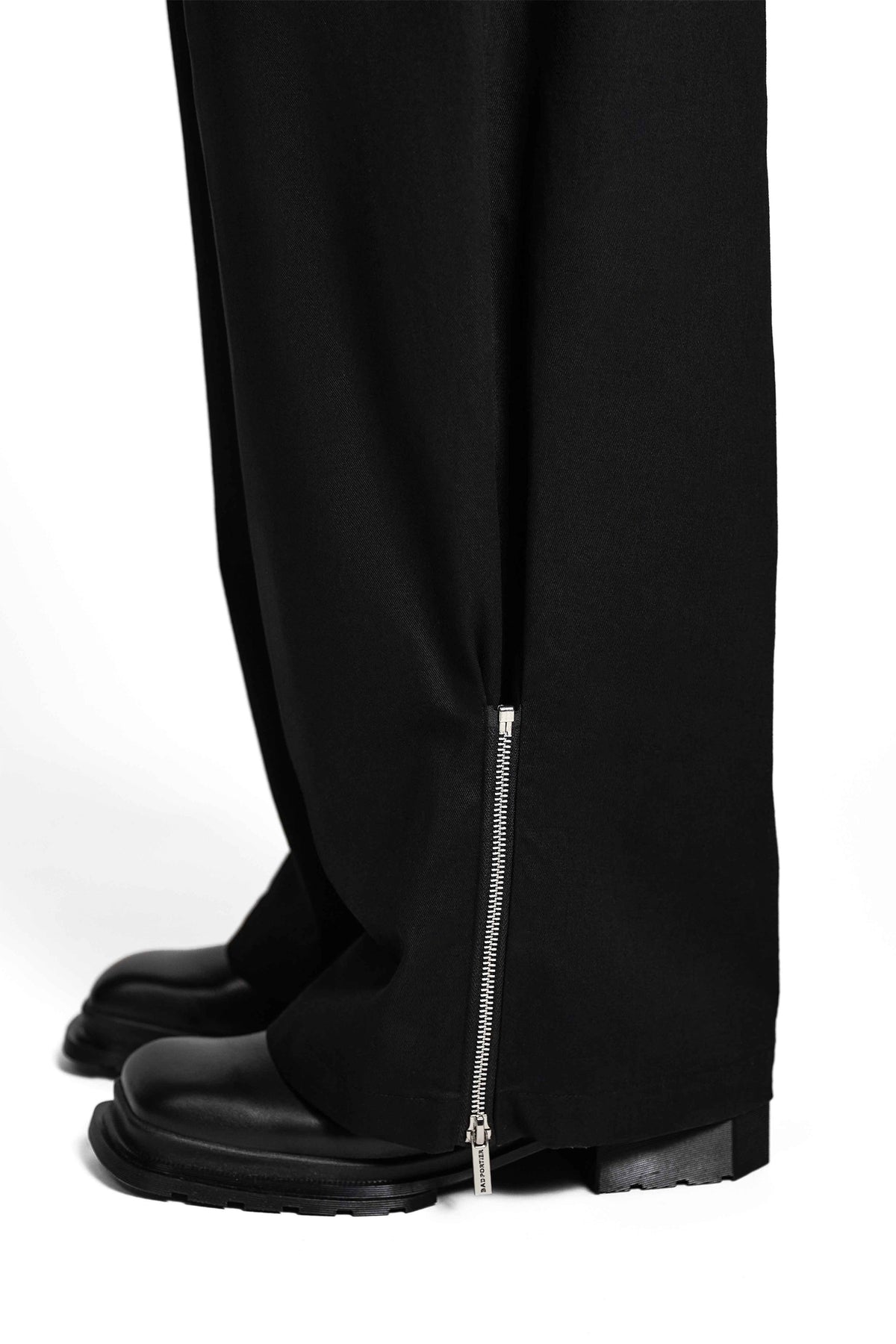 "FEMUR" Twill Pants Wide Leg Fit in Schwarz