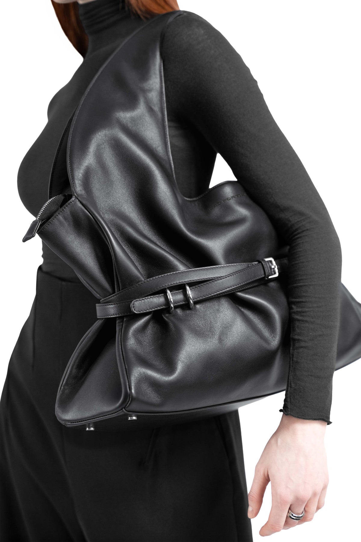 "STUNT" Belted Bag XXL aus Leder in Schwarz
