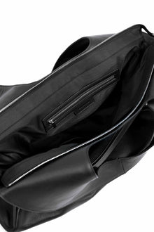 "STUNT" Belted Bag XXL aus Leder in Schwarz