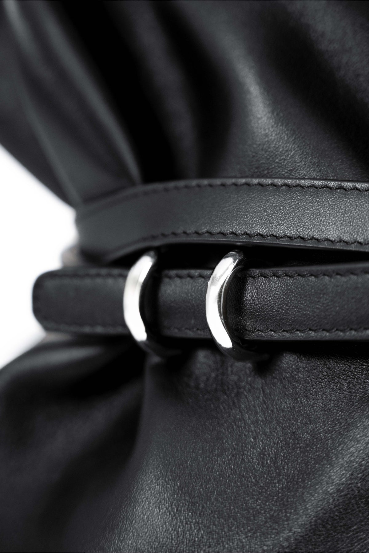 "STUNT" Belted Bag XXL aus Leder in Schwarz