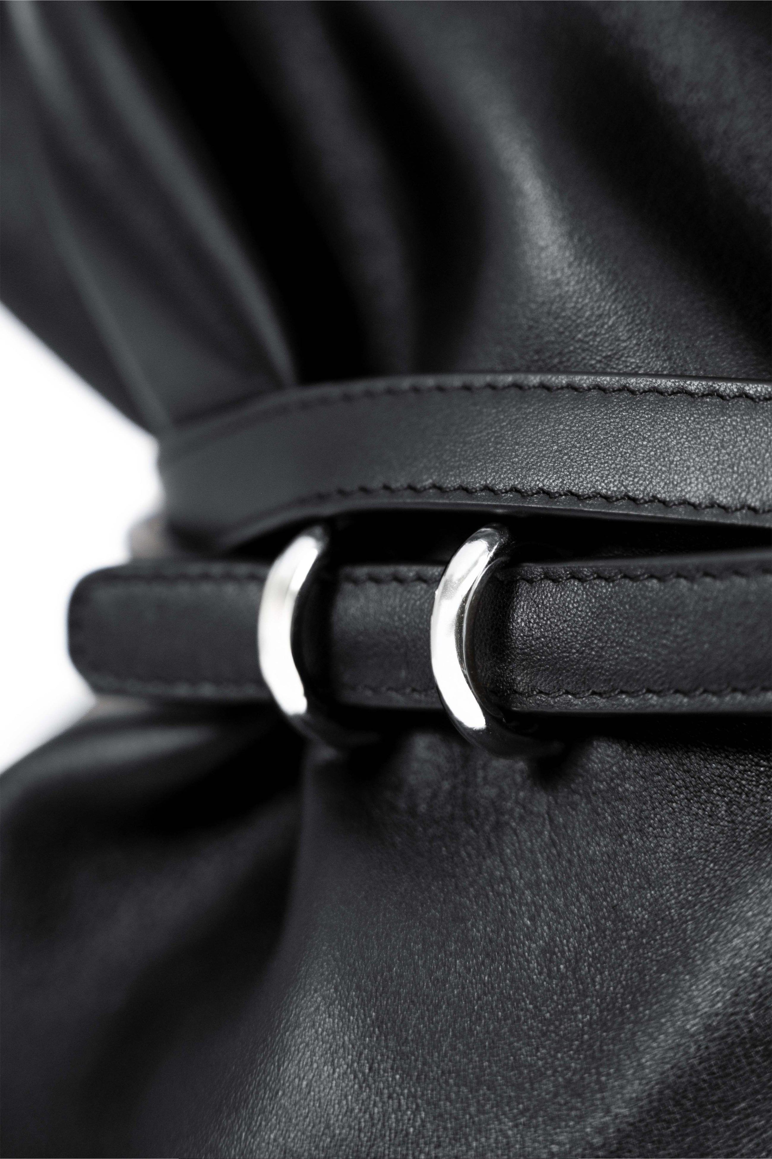 "STUNT" Belted Bag XXL aus Leder in Schwarz