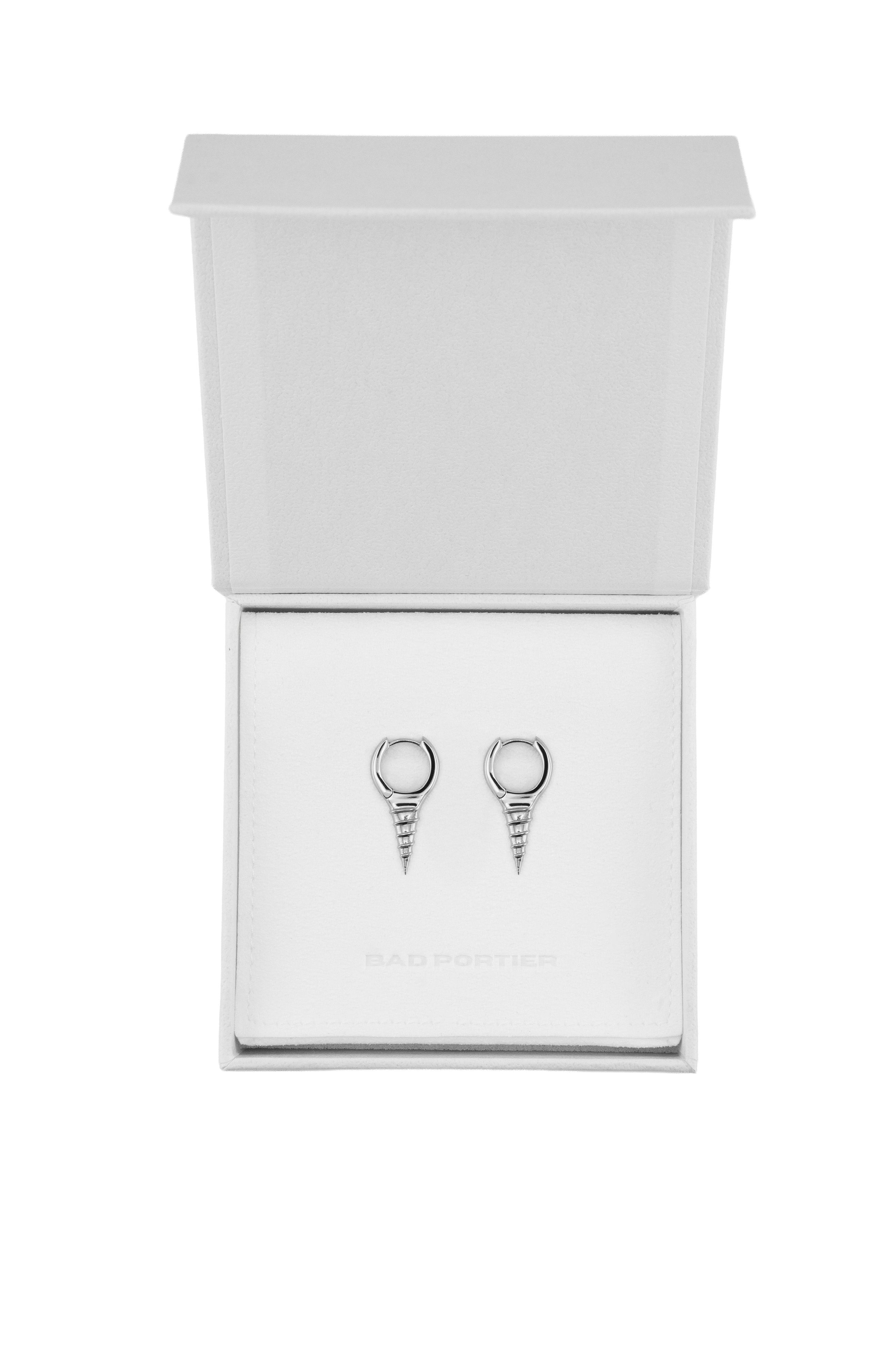 "SCHRAUBE" Short Earring with Thread Details