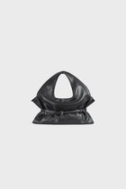 BAD PORTIER "STUNT" Belted Bag XXL aus schwarzem Rindsleder mit Lederriemen und Metallringen in Front- und Detailansicht