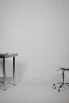 "SPINA" Transformable Coat in Schwarz, im Video getragen mit geöffnetem Armreißverschluss und BAD PORTIER "RADIUS" Arm Warmers in Schwarz