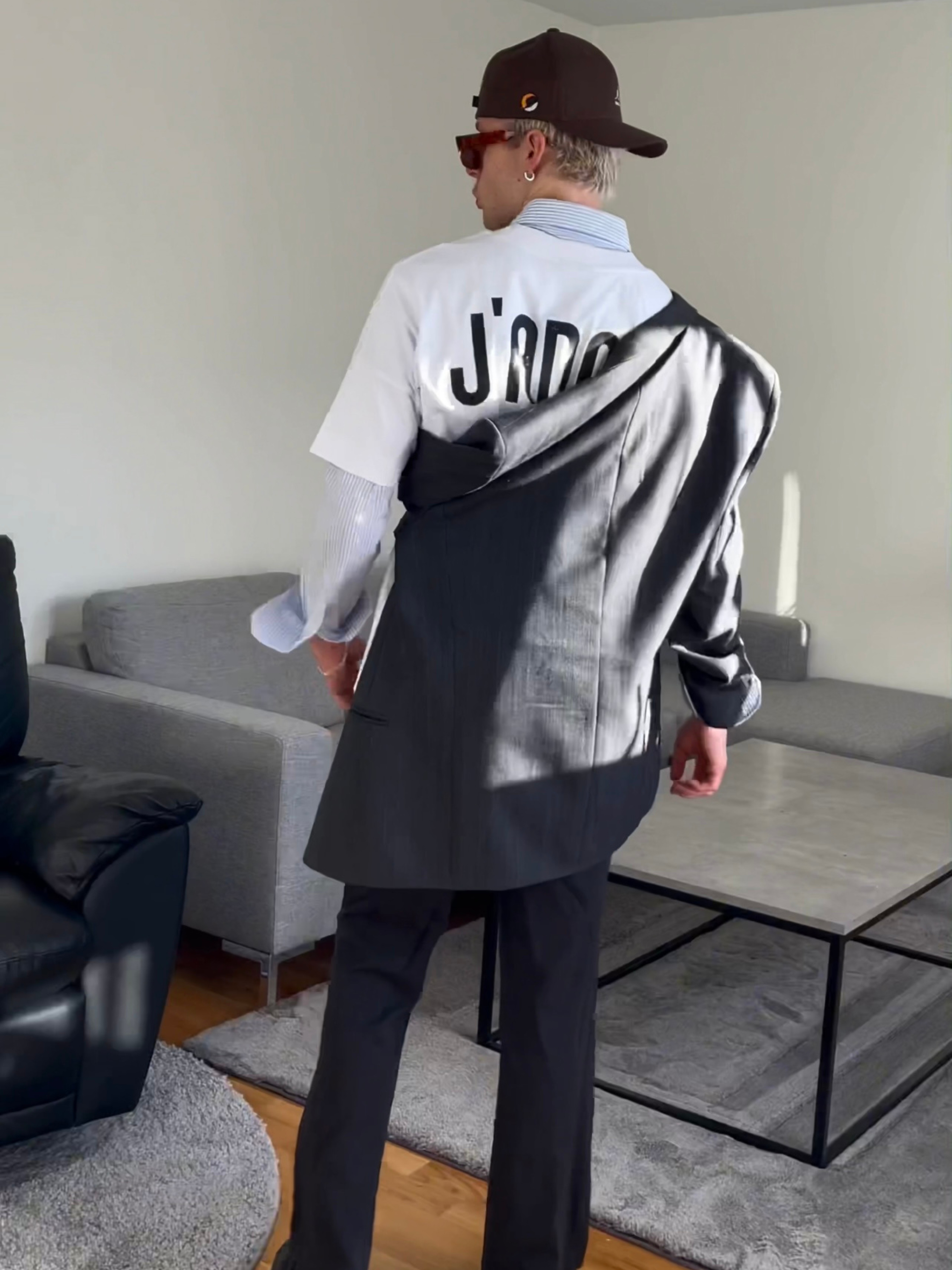 dawe.n_Bad_Portier_J’ADORE_T-Shirt_White_élémentaire_Streetwear_Collection_2023_Foto3
