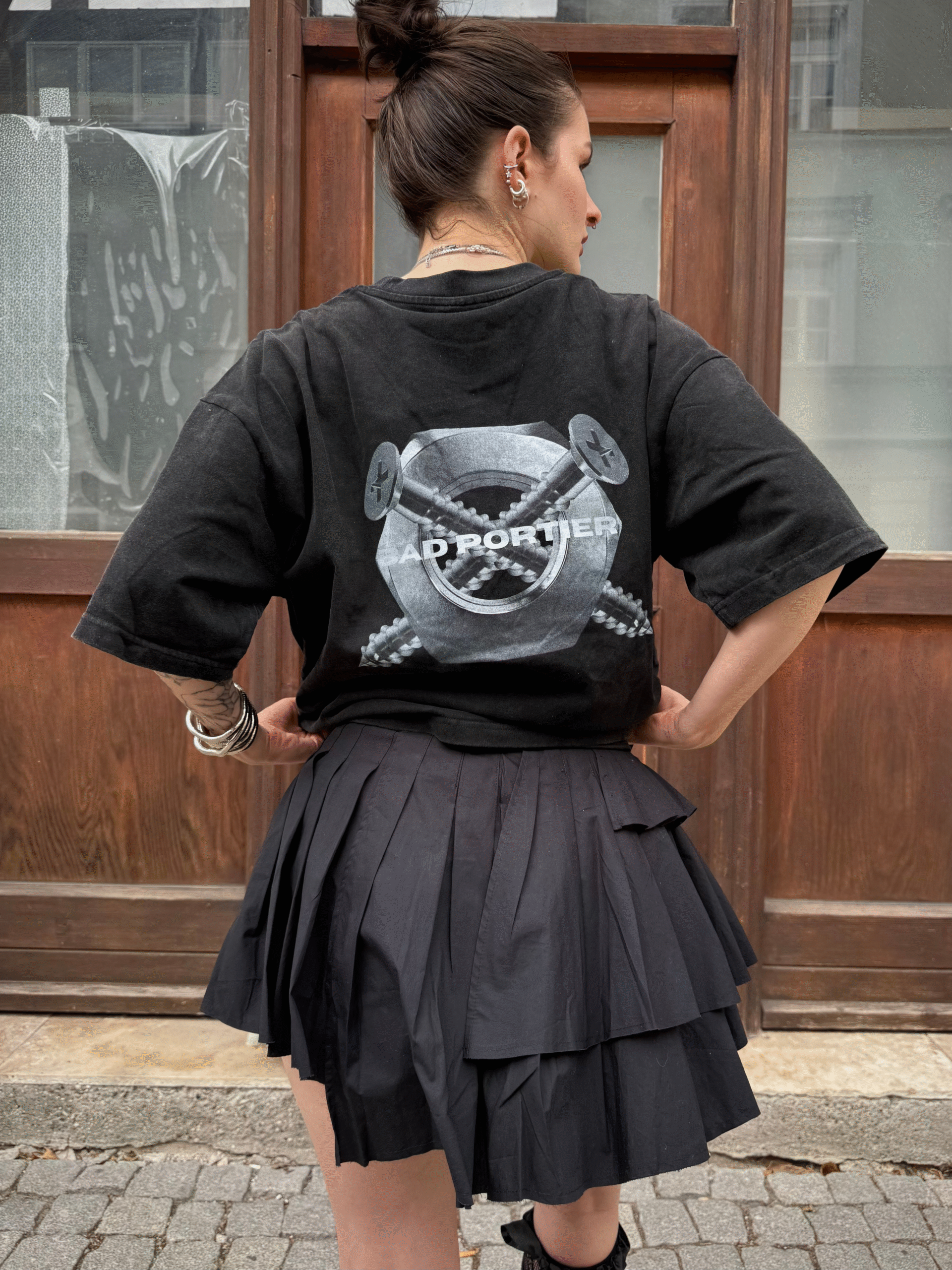iamnotylva_Bad_Portier_Tshirt_Screwed & Nuts _T-Shirt_élémentaire_Streetwear_Collection_2025_Foto3