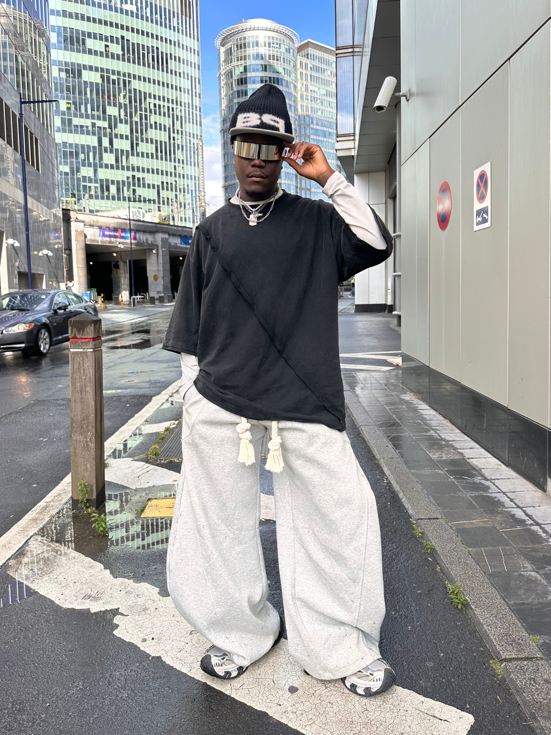 justintouvor_Bad_Portier_2_WORLDS_T-Shirt_accessoires_FROZEN BEANIE BLACK_élémentaire_Streetwear_Collection_2024_Foto