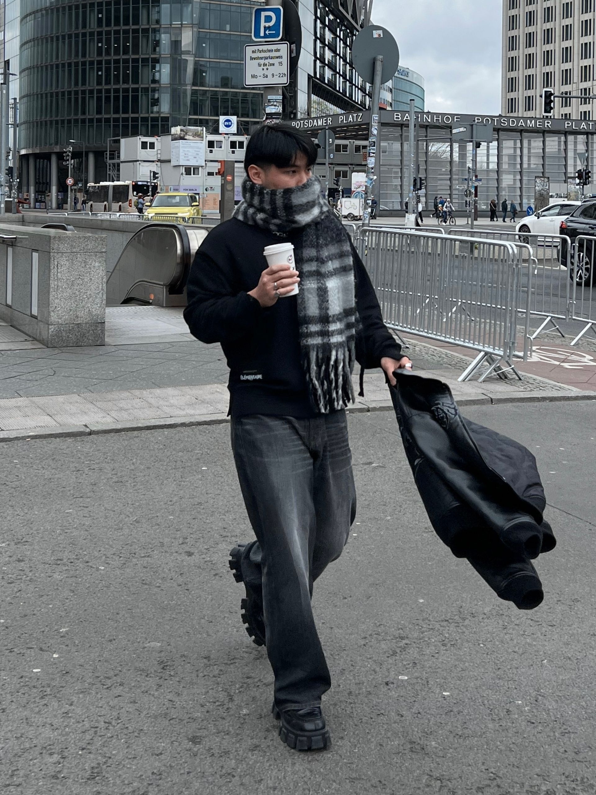 Cutted Cuffs Sweater Black – Raw Finish